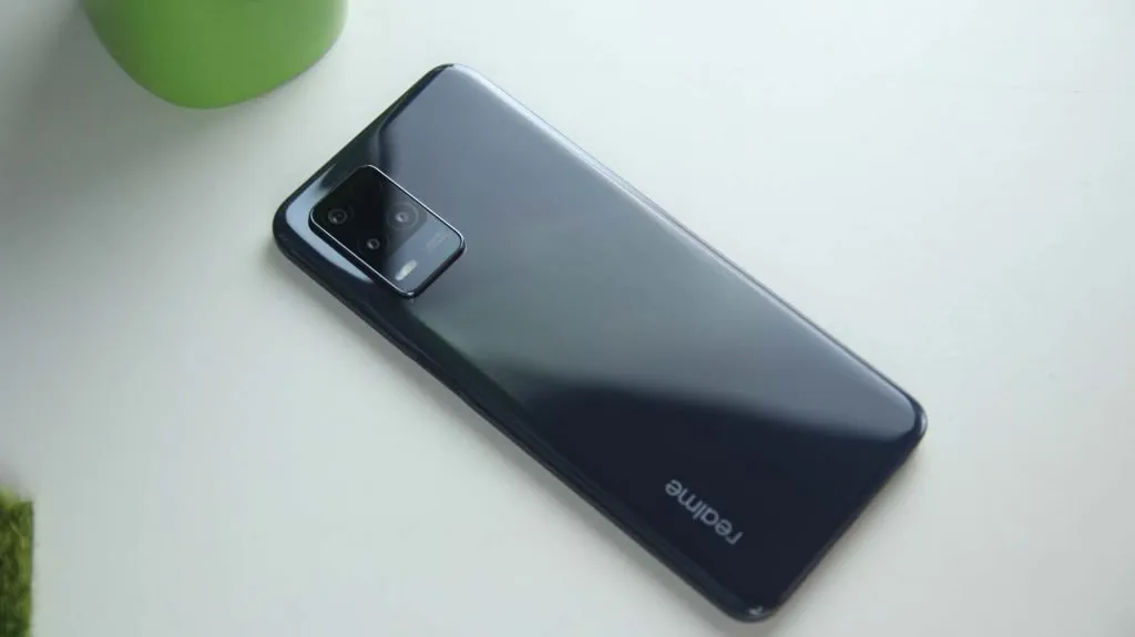 Screen and Design of Realme 8 5G